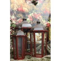 Červené tmavé drevené lampáše